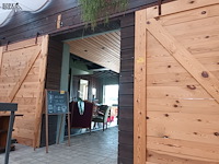 Lot 180 - houten schuifdeuren op rail. 2 stuks - afbeelding 2 van  5