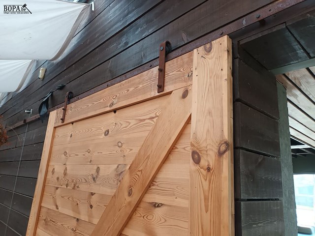 Lot 180 - houten schuifdeuren op rail. 2 stuks - afbeelding 3 van  5