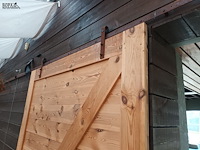 Lot 180 - houten schuifdeuren op rail. 2 stuks - afbeelding 3 van  5