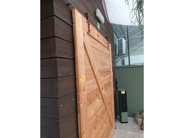 Lot 180 - houten schuifdeuren op rail. 2 stuks - afbeelding 4 van  5