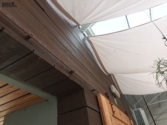 Lot 180 - houten schuifdeuren op rail. 2 stuks - afbeelding 5 van  5