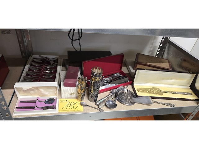 Lot 180 - lot diverse verzilverde items - afbeelding 1 van  12