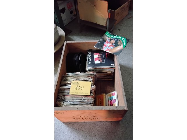 Lot 180 - lot vinyl singles - afbeelding 1 van  1