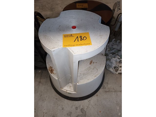 Lot 180 - opstapje - afbeelding 1 van  2