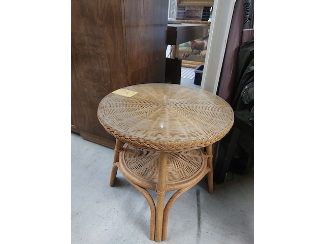Lot 180 - rotan tafeltje met glazen blad - afbeelding 1 van  2