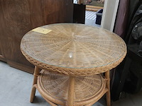 Lot 180 - rotan tafeltje met glazen blad - afbeelding 1 van  2