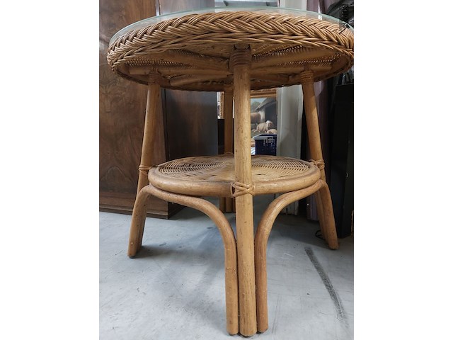 Lot 180 - rotan tafeltje met glazen blad - afbeelding 2 van  2