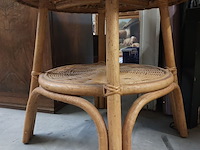 Lot 180 - rotan tafeltje met glazen blad - afbeelding 2 van  2