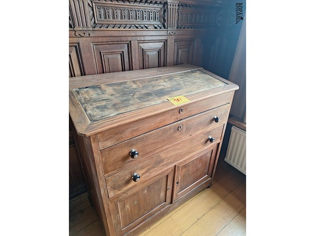 Lot 181 - antieke houten kast - afbeelding 1 van  2