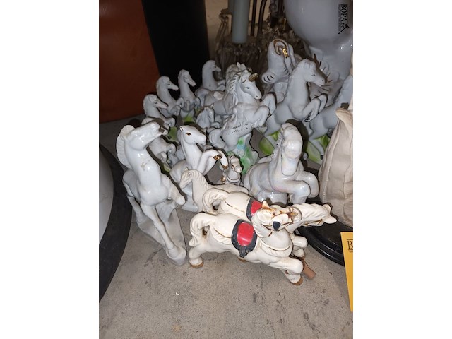 Lot 181 - beeldjes paarden. 25 stuks - afbeelding 2 van  5