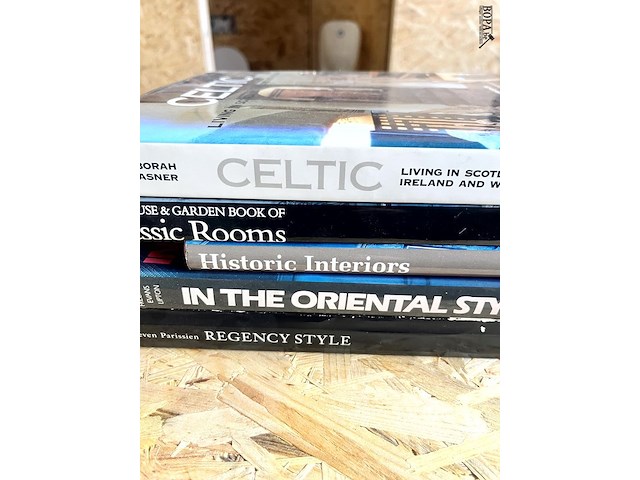 Lot 181 - celtic -classic rooms -historicn interiors -in the oriental - afbeelding 1 van  6