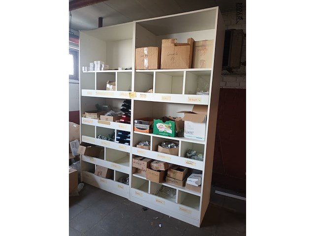 Lot 181 - kasten met montagemateriaal - afbeelding 1 van  5