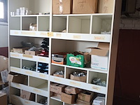 Lot 181 - kasten met montagemateriaal - afbeelding 1 van  5