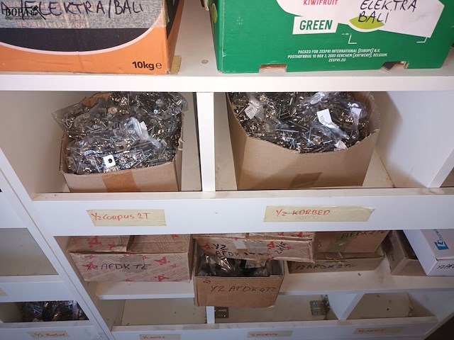 Lot 181 - kasten met montagemateriaal - afbeelding 3 van  5