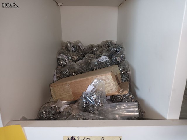Lot 181 - kasten met montagemateriaal - afbeelding 5 van  5