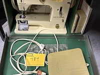 Lot 181 - retro naaimachine bernina