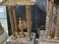 Lot 181 - schouwklok marmer - 3delig - romeinse stijl - afbeelding 2 van  6