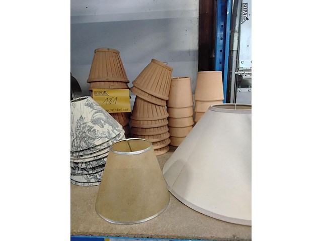 Lot 181 - vintage lampenkapjes diam 13 cm 16 stuks - diam 15 cm 8 stuk - afbeelding 1 van  1