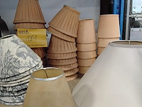 Lot 181 - vintage lampenkapjes diam 13 cm 16 stuks - diam 15 cm 8 stuk - afbeelding 1 van  1