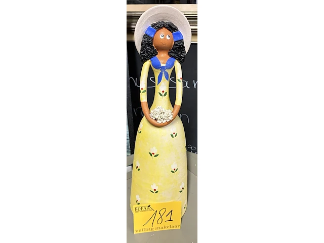 Lot 181 - vrouwenbeeldje in klei - afbeelding 1 van  3