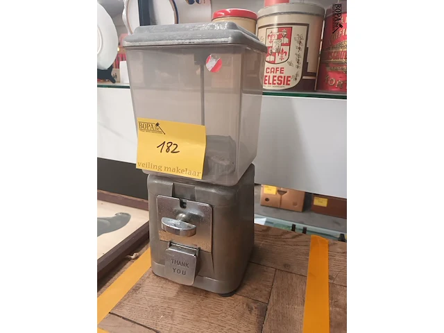 Lot 182 - kauwgomballenbak brabo - afbeelding 2 van  5