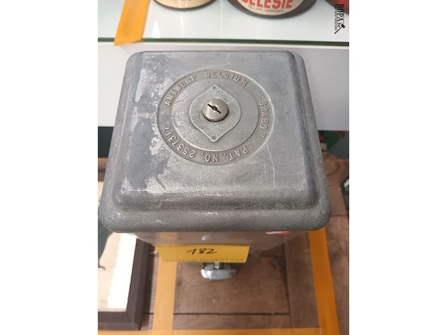 Lot 182 - kauwgomballenbak brabo - afbeelding 3 van  5