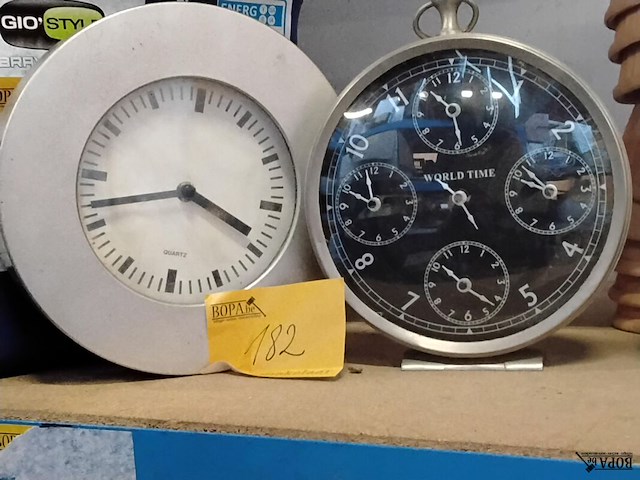 Lot 182 - klokken: wand en op voet - decoratieve klok world time - afbeelding 1 van  1