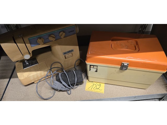 Lot 182 - naaimachine brother en gevulde naaidoos - afbeelding 1 van  3