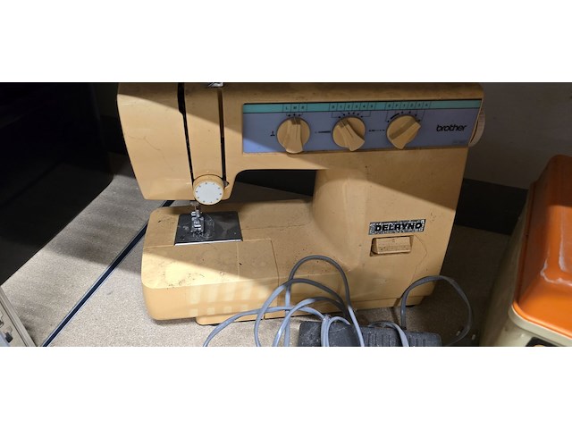 Lot 182 - naaimachine brother en gevulde naaidoos - afbeelding 2 van  3