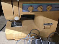 Lot 182 - naaimachine brother en gevulde naaidoos - afbeelding 2 van  3