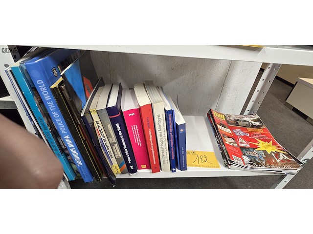 Lot 182 - politie boeken en tijdschriften ong 32 stuks - afbeelding 1 van  6