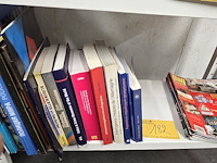 Lot 182 - politie boeken en tijdschriften ong 32 stuks - afbeelding 1 van  6