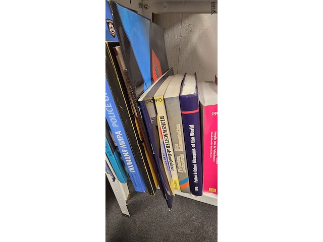 Lot 182 - politie boeken en tijdschriften ong 32 stuks - afbeelding 4 van  6