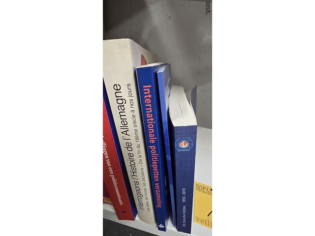 Lot 182 - politie boeken en tijdschriften ong 32 stuks - afbeelding 6 van  6