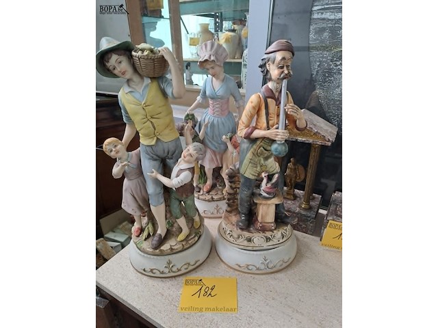 Lot 182 - poseleinen biscuit beelden - afbeelding 1 van  1