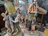 Lot 182 - poseleinen biscuit beelden - afbeelding 1 van  1