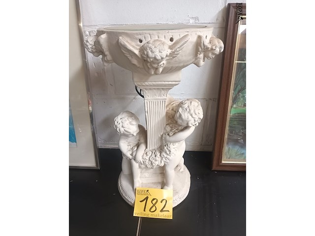 Lot 182 - sokkel met lamp - afbeelding 1 van  5