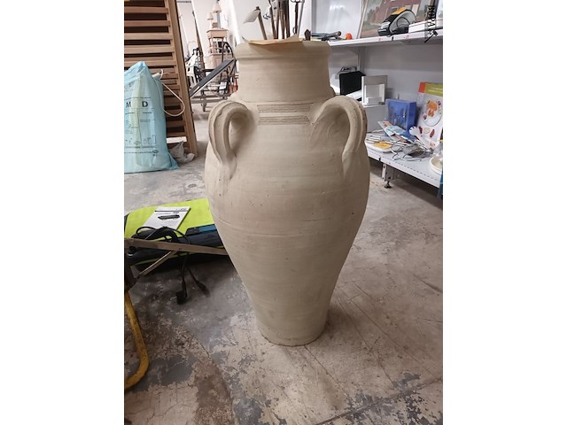 Lot 182 - terracotta amforakruik - afbeelding 1 van  3