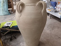 Lot 182 - terracotta amforakruik - afbeelding 1 van  3