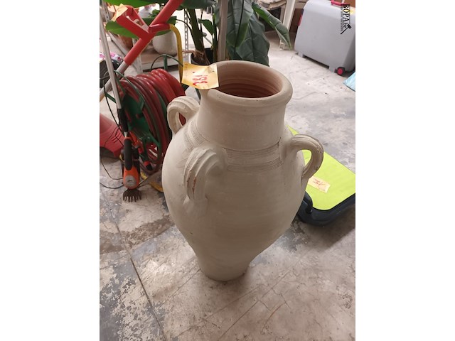 Lot 182 - terracotta amforakruik - afbeelding 2 van  3