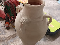 Lot 182 - terracotta amforakruik - afbeelding 2 van  3