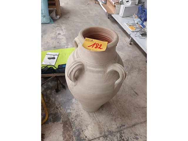Lot 182 - terracotta amforakruik - afbeelding 3 van  3