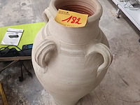 Lot 182 - terracotta amforakruik - afbeelding 3 van  3