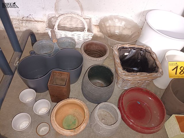 Lot 183 - bloempotten. 31 stuks - afbeelding 2 van  4