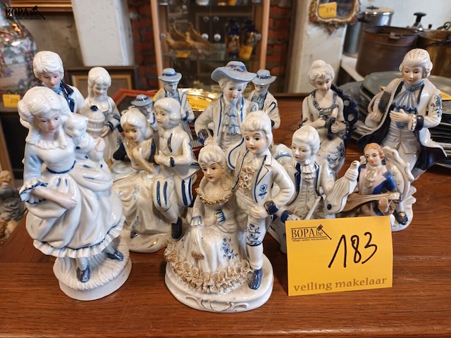 Lot 183 - deco in porselein. 12 stuks - afbeelding 1 van  5
