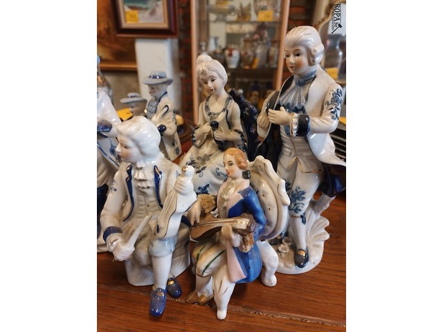 Lot 183 - deco in porselein. 12 stuks - afbeelding 3 van  5