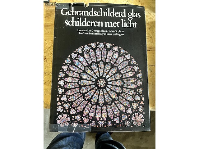 Lot 183 - gebrandschilderd glas schilderen met licht - afbeelding 1 van  7