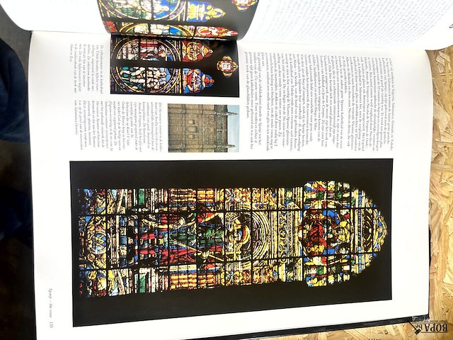 Lot 183 - gebrandschilderd glas schilderen met licht - afbeelding 3 van  7