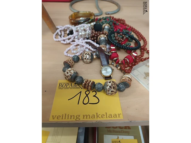 Lot 183 - lot fantasie juwelen - afbeelding 1 van  4