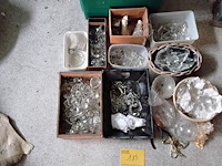 Lot 183 - lot kristallen en toebehoren voor kroonluchters - afbeelding 1 van  5